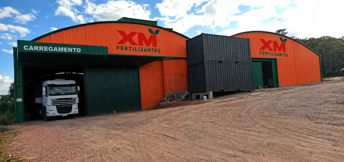 Barracões de carregamento da XM em Castro (PR)